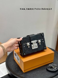 礼盒包装 升级版！ Size：19*12Cm Lv浮雕刺绣 小盒子Petite Malle Lv Petite Malle硬箱子 顶级原单 超高品质 这个小盒子