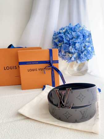 特 P150 Lv Initiales 40 毫米双面腰带 本款 Lv Initials 双面腰带拥有 Monogram Eclipse Reverse 图案和 - 点击图像关闭