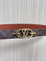 当季新款，腰带取材雍容牛皮革和 Monogram 帆布，便于随心切换两 式风尚。路易威登手写体标识化身为宽幅金属搭扣，于中央点亮视线 焦点，可为休闲和正式造型注