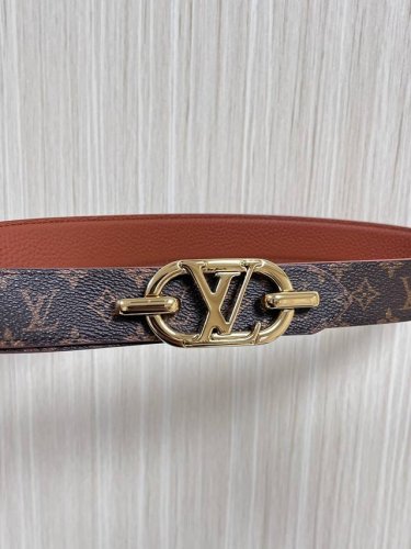 当季新款，腰带取材雍容牛皮革和 Monogram 帆布，便于随心切换两 式风尚。路易威登手写体标识化身为宽幅金属搭扣，于中央点亮视线 焦点，可为休闲和正式造型注