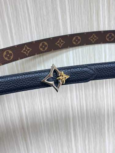 2.0宽，当季新款，双面腰带一面进口牛皮，另一面进口帆布印花，搭配精品四心口，做工精细，实物实拍，是女神的必备之一。