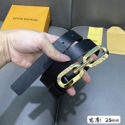 L0Uis Vuitt0N 女士原單腰帶 寬度25毫米 雙面小牛皮平紋 柔軟的小牛皮做底 搭配細緻華麗的字母搭扣