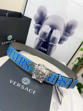 Versace 范思哲 的卡其色双面腰带，采用小牛皮制成，金色搭扣饰有品牌标志性的美杜莎头像。一面饰有蓝色和绿色的 Versace Allover 印花。4.0 - 点击图像关闭