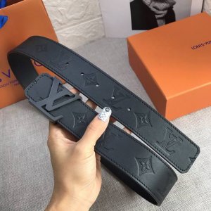 配送专柜全套礼盒包装。新款Lv Shape 精美的Monogram Shadow压纹小牛皮彰显路易威登的精湛工艺，此款腰带气质硬朗，搭配Lv字母搭扣和哑光饰面，