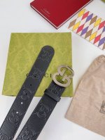经典元素继续以各种新颖别致的方式呈现在Gucci各系列中。品牌字母交织造型配件亮眼呈现于Gg Marmont系列之上，与富有辨识度的腰带扣交相辉映，令整个设计魅