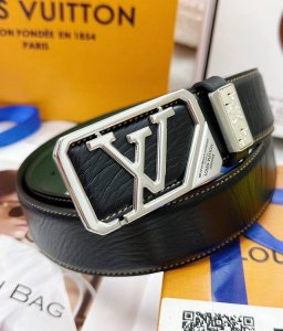 皮带：Lv..路易..威登顶级复刻. 腰带：原单品质百分百头层牛皮，保证真皮。雕花镂空镶钻石设计24K纯钢扣.永不掉色进口原厂小牛皮纹路.油蜡工艺双面两用专柜同