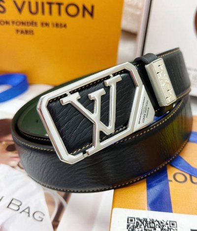 皮带：Lv..路易..威登顶级复刻. 腰带：原单品质百分百头层牛皮，保证真皮。雕花镂空镶钻石设计24K纯钢扣.永不掉色进口原厂小牛皮纹路.油蜡工艺双面两用专柜同