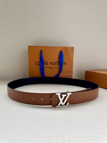 Lv pyramide Glitter 34毫米腰带洋溢 冬春皮具系列的青春格调 为经典 Damier 格纹 另一面的素净牛皮革演绎含蓄风范 Lv pyrami