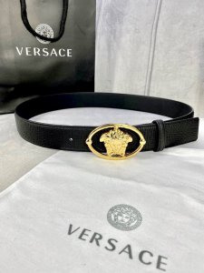 宽度：4.0Cm 范思哲 万象纹腰带饰有标志性的Versace美杜莎头像扣，彰显品牌格调。是一款精美的衣橱必备单品。