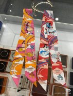 穿荷葉裙的女孩 爱马仕Hermes“ Carres Volants” Twilly小丝巾 Twilly小丝巾 100%桑蚕丝 这款小巧的真丝配饰佩戴方式千变万化