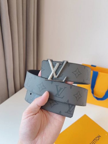 特 Lv 这款经典而又魅力恒久的腰带外型宽大，带扣和牛仔装相得益彰，彰显一派休闲气息。易搭配各类服饰；经典不过时。宽度：40