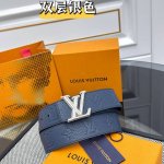 Lv Dimension 双面腰带将创意传承与华美街头风范共冶一炉，彰显创意总监 Pharrell Williams 的时尚远见。Monogram 帆布铺陈外层