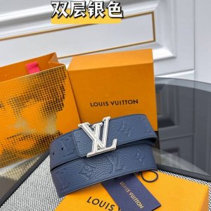 Lv Dimension 双面腰带将创意传承与华美街头风范共冶一炉，彰显创意总监 Pharrell Williams 的时尚远见。Monogram 帆布铺陈外层