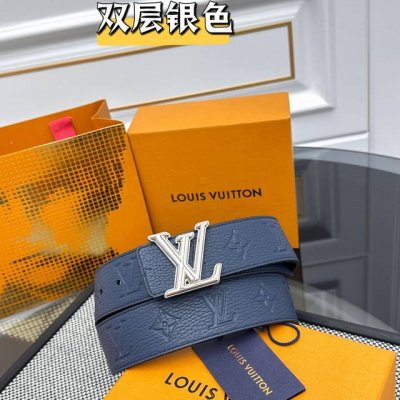 Lv Dimension 双面腰带将创意传承与华美街头风范共冶一炉，彰显创意总监 Pharrell Williams 的时尚远见。Monogram 帆布铺陈外层