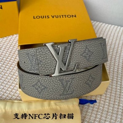 寬40Mm 同步新款！Lv Shape雙面腰帶以全新togo水洗紋小牛皮 壓花絲印而成的藍色大logo圖案 搭配啞光lv Shape搭扣。 翻轉佩戴素雅的小牛皮