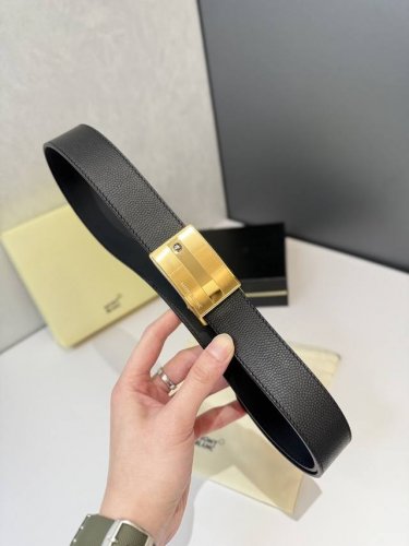 万～宝龙 Mont～Blanc 自动平滑扣腰带是奢侈品牌万宝龙的经典配饰之一，以其精致的设计、高品质的材料和卓越的工艺著称。万宝龙腰带通常适合商务、正式场合或日