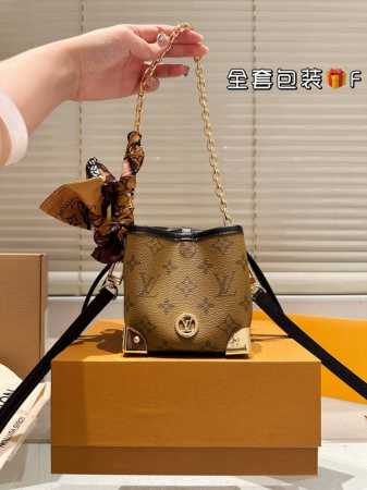 复刻版 牛皮 Size：12*11Cm Lv家 Noe Purse 小烧麦真的巨可爱！ 包包的容量还 两条肩带！一长一短 肩带可以调节哦！ 但很好用！ - 点击图像关闭