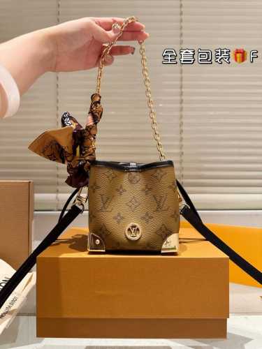 复刻版 牛皮 Size：12*11Cm Lv家 Noe Purse 小烧麦真的巨可爱！ 包包的容量还 两条肩带！一长一短 肩带可以调节哦！ 但很好用！