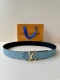 4.0宽 Lv Dimension Monogram HéRitage 双面腰带拼接素净皮革和 Monogram 涂层帆布，呈现经典设计的崭新演绎。品牌元素焕现