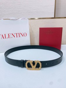 vlogo Signature搭扣，饰以施华洛世奇仿珍珠 -施华洛钻 花纹搭扣 -进口小牛皮材质 进平纹带身 -宽度：3厘米