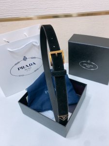 Prada 精致的腰带突显丝绒质感面料的优雅气质 饰以时尚的金色调金属搭扣和标志性的三角形徽标 腰带采用品牌标志性的Saffiano皮革打造 采用现代时尚潮流的