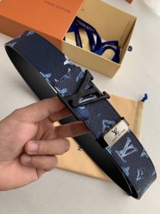 品名： Lv..路易..威登原单 型号：双面使用挂扣，图片实物拍摄 材料：双面头层牛皮，挂扣系列，纯钢质扣头，钯镀电镀工艺永不掉色。带身可双面使用，荔枝纹鹿皮纹