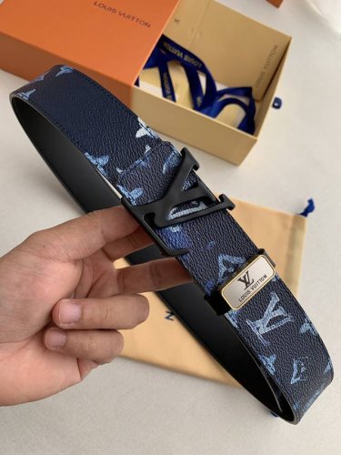品名： Lv..路易..威登原单 型号：双面使用挂扣，图片实物拍摄 材料：双面头层牛皮，挂扣系列，纯钢质扣头，钯镀电镀工艺永不掉色。带身可双面使用，荔枝纹鹿皮纹