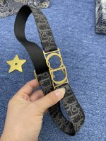 迪奥 2.5Cm 特P190 这款 30 Montaigne Avenue 腰带从同名手袋汲取灵感，是二零二三年秋季新品。采用黑色光滑 牛皮革精心制作，质感柔软