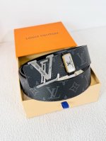 品名： Lv..路易..威登腰带皮带原单 型号：挂扣，经典纯钢材质挂扣，头层牛皮，图片实物拍摄 材料：头层牛皮，挂扣系列，纯钢材质扣头，钯镀电镀工艺永不掉色。原