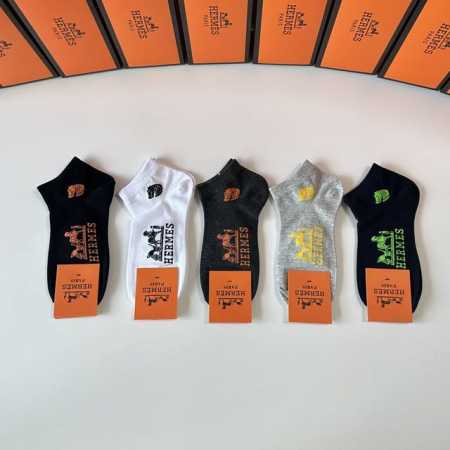 特 配专柜包装 Hermes 爱马仕 新款中短款堆堆袜袜子！一盒五双，专柜同步筒袜袜子，大牌出街，潮人必备超好搭 - 点击图像关闭