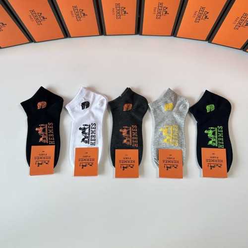 特 配专柜包装 Hermes 爱马仕 新款中短款堆堆袜袜子！一盒五双，专柜同步筒袜袜子，大牌出街，潮人必备超好搭