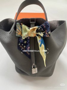 爱马仕Hermes “俄耳甫斯的魔力”Baguette Twilly小丝巾 Twilly小丝巾 100%桑蚕丝 重磅18姆米斜纹面料 这款小巧的真丝配饰点缀双色