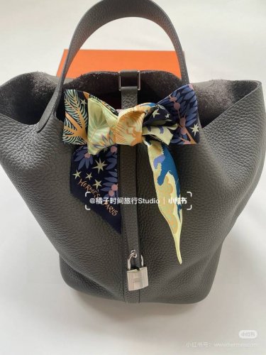 爱马仕Hermes “俄耳甫斯的魔力”Baguette Twilly小丝巾 Twilly小丝巾 100%桑蚕丝 重磅18姆米斜纹面料 这款小巧的真丝配饰点缀双色