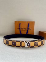 特 本款 Lv Initiales 双面腰带出自 春夏男装秀场，为 Damier Pop 帆布浸染潮流新色，翻转可见光滑素雅牛皮革。Lv 字母搭扣与崭新 Lou