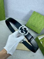 宽度4.0Cm Gucci 互扣式双g带原单钢扣，源自品牌现代风格典藏设计，对品牌的精巧致敬，于1950年代由gucci引入，诠释出其精致的马术风格。
