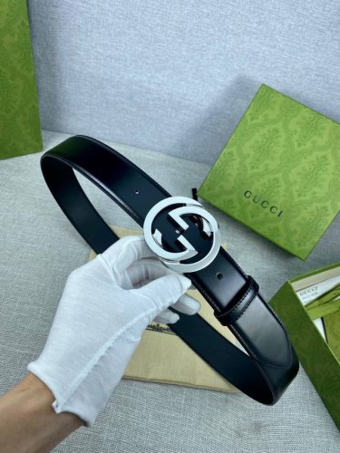 宽度4.0Cm Gucci 互扣式双g带原单钢扣，源自品牌现代风格典藏设计，对品牌的精巧致敬，于1950年代由gucci引入，诠释出其精致的马术风格。