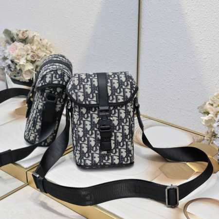 Dior Hit The Road ... 这款竖版翻盖信使包是二零二五夏季男装系列新品，现代时尚的设计充分突显Dior的高订风格，提升Dior Hit The - 点击图像关闭