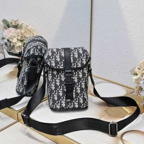 Dior Hit The Road ... 这款竖版翻盖信使包是二零二五夏季男装系列新品，现代时尚的设计充分突显Dior的高订风格，提升Dior Hit The