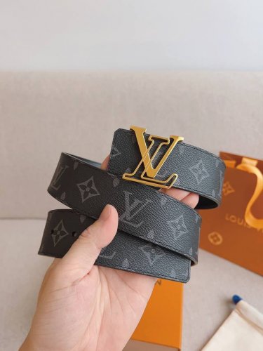 Lv Line 40毫米双面腰带令Monogram Eclipse Reverse帆布和无纹牛皮革各持一面，Lv Line 搭扣展现镂空L字的创意巧思，于昼夜场