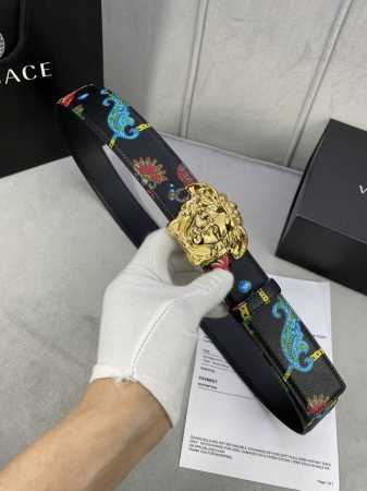 宽度4.0Cm Versace 范思哲 此款palazzo腰带采用牛皮革面料制作，并饰有le Pop Classique图案印花和标志性的美杜莎五金配件。 - 点击图像关闭