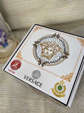 品名：Versace.范思哲 材质：原单牛皮腰带 百分百头层牛皮腰带保证真皮，24K纯钢扣，专柜原单品质、做工精细，时尚大牌，送人自用首选 包装： 请认准如图专 - 点击图像关闭