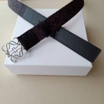 品牌:罗意威 价格:特 尺寸:带宽32Mm 正品尺寸 五金材质:专柜精品扣，真空电镀，工艺精细 带身材质:天然头层牛皮，质感十足，手感柔软。时尚个性，经典百搭！