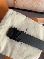 特 想要品牌高识别度中的低调内涵款，这款必须首选。给人一种沉稳的感觉，气质由内而外。精选意大利进口上乘皮料五金工艺精湛，万物皆可搭，四季皆可配。40Mm