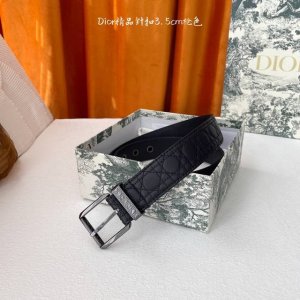 Dior迪奥腰带刺绣字母工艺搭配黑色粒面牛皮革里料，金属覆层黄铜腰带扣设计，镌刻有“Dior”标志，巧妙地提升格调，宽3.5Cm