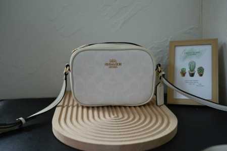 Coach 蔻驰新款City Tote学院风相机包 5月新品C Y752 Citya Tote出了了两款学院风大Logo的很适春夏的颜色～～非常耐斯。尺寸18 - 点击图像关闭