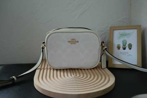 Coach 蔻驰新款City Tote学院风相机包 5月新品C Y752 Citya Tote出了了两款学院风大Logo的很适春夏的颜色～～非常耐斯。尺寸18