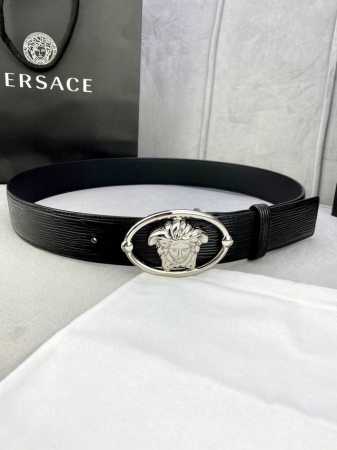 宽度4.0Cm 范思哲 此款水波纹砂底 腰带饰有标志性的Versace美杜莎头像扣，彰显品牌格调。是一款精美的衣橱必备单品。 - 点击图像关闭