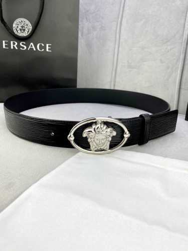 宽度4.0Cm 范思哲 此款水波纹砂底 腰带饰有标志性的Versace美杜莎头像扣，彰显品牌格调。是一款精美的衣橱必备单品。