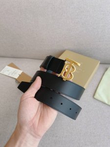 特 Burberry巴宝莉 全套包装；皮带真皮搭配精品五金扣宽度35Mm，款式休闲易搭配服饰；该品牌是极具英国经典风格的奢侈品牌，其多层次的产品系列满足了多样化