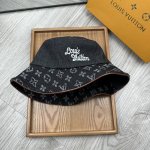 特价 L家 纯棉印花刺绣渔夫帽 经典款式 牛仔颜色非常好搭配 不管是酷飒的风格还是温婉的长裙都非常合适 今年帽子第一流行趋势绝对是渔夫帽 今年的渔夫帽满目玲琅